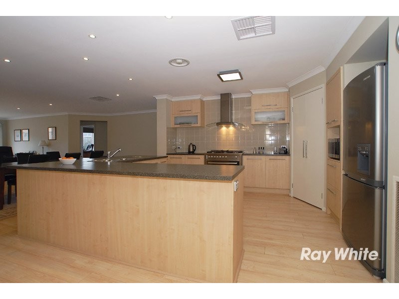 41 Sussex Avenue, Cranbourne VIC 3977