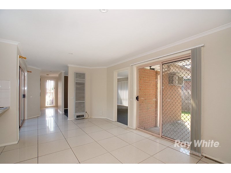 6 Maureen Close, Cranbourne VIC 3977