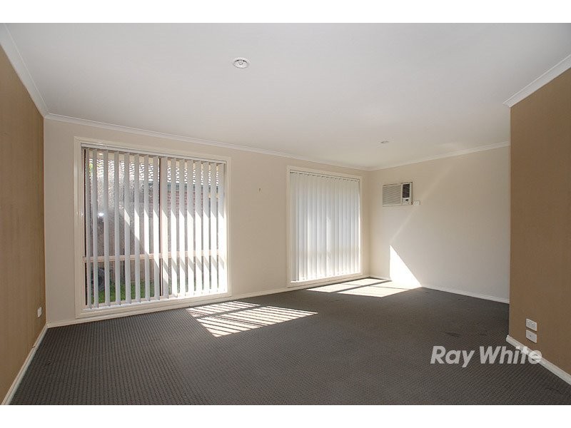 6 Maureen Close, Cranbourne VIC 3977