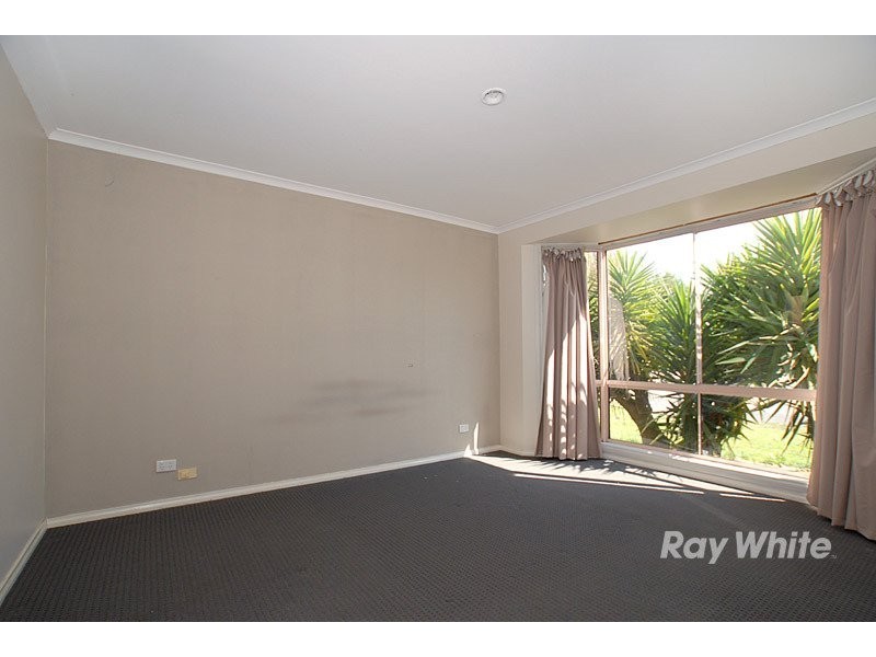 6 Maureen Close, Cranbourne VIC 3977