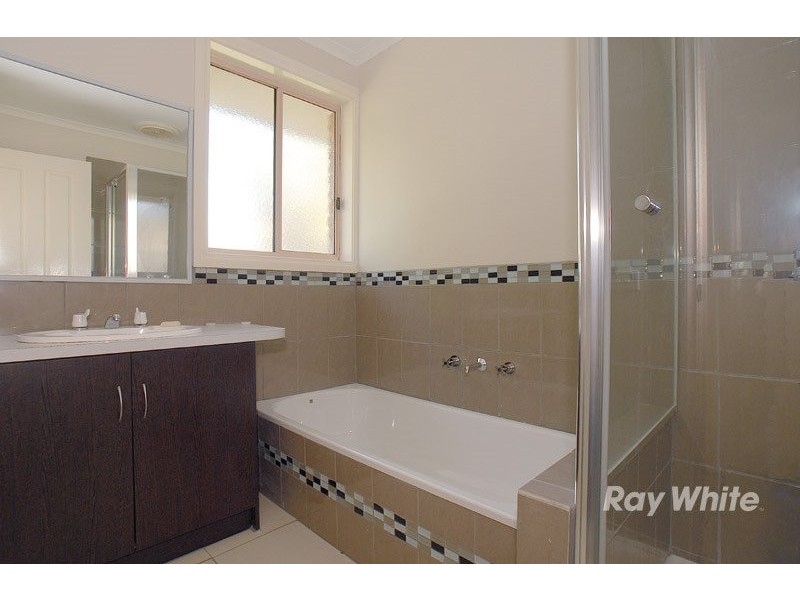 6 Maureen Close, Cranbourne VIC 3977