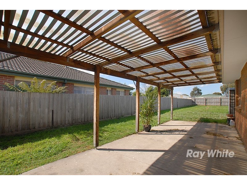 6 Maureen Close, Cranbourne VIC 3977