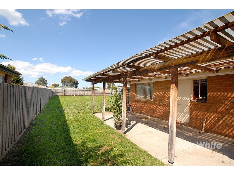 6 Maureen Close, Cranbourne VIC 3977