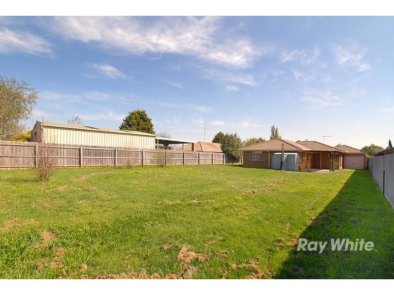 6 Maureen Close, Cranbourne VIC 3977