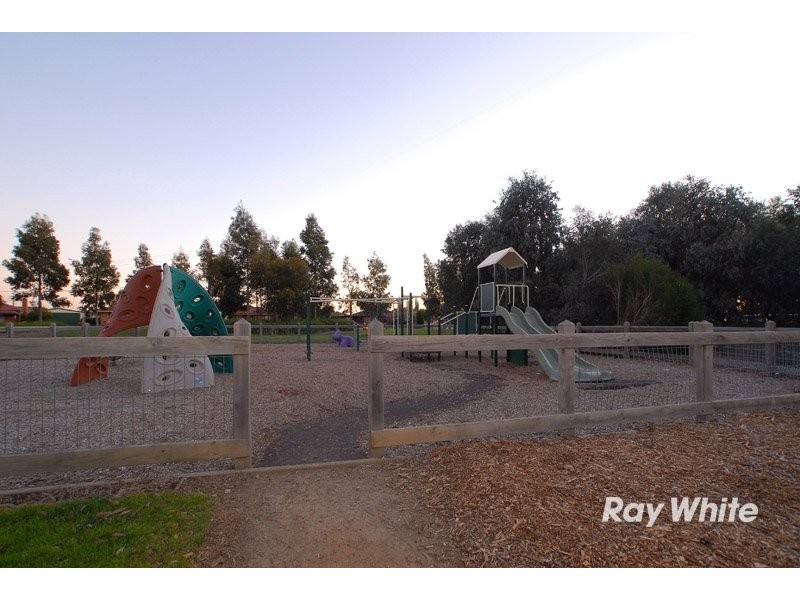 1 Dior Court, Cranbourne VIC 3977