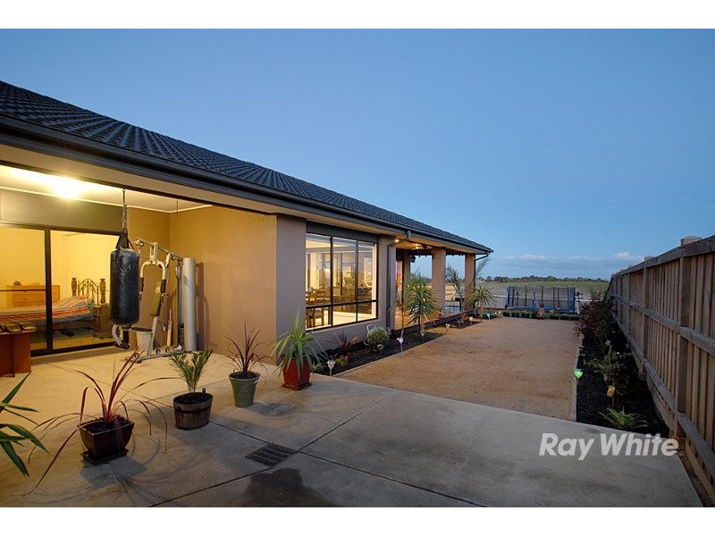 110 Settlers Run, Cranbourne South VIC 3977