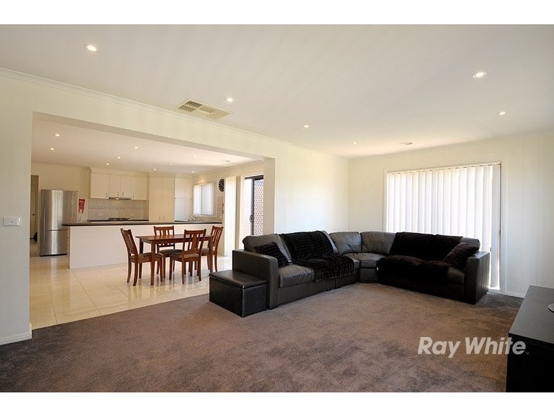 28 Taplan Crescent, Cranbourne VIC 3977