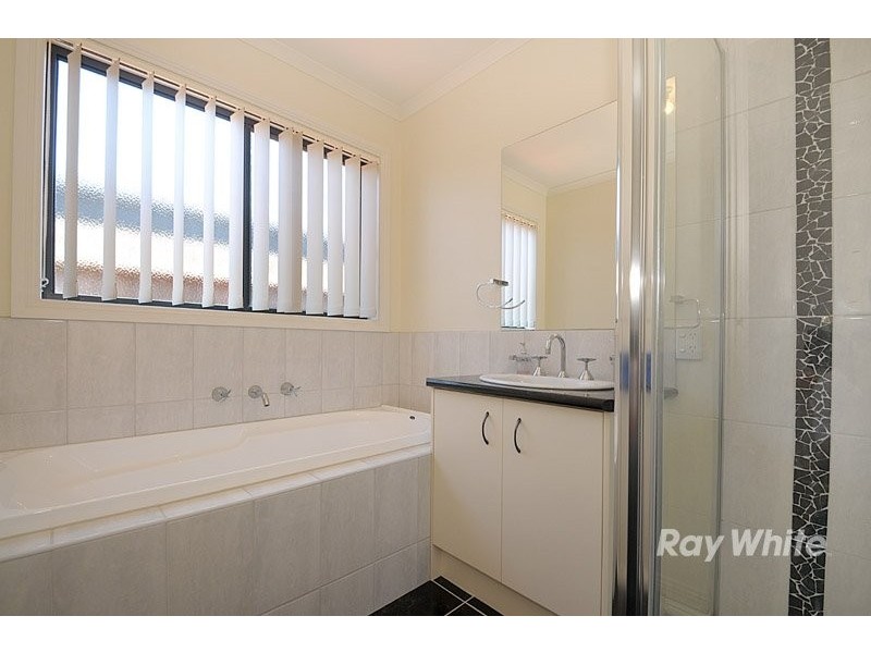 28 Taplan Crescent, Cranbourne VIC 3977