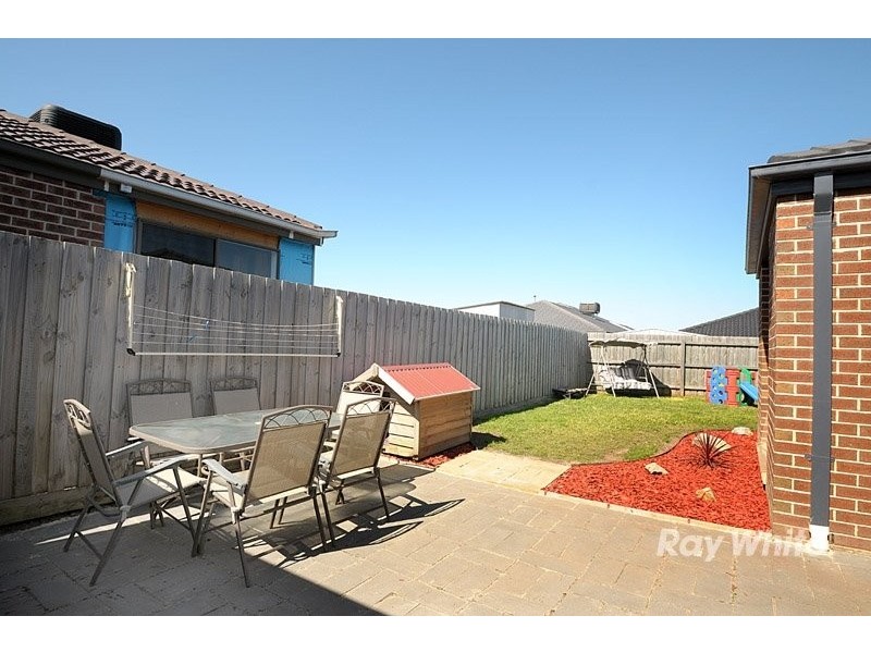 28 Taplan Crescent, Cranbourne VIC 3977