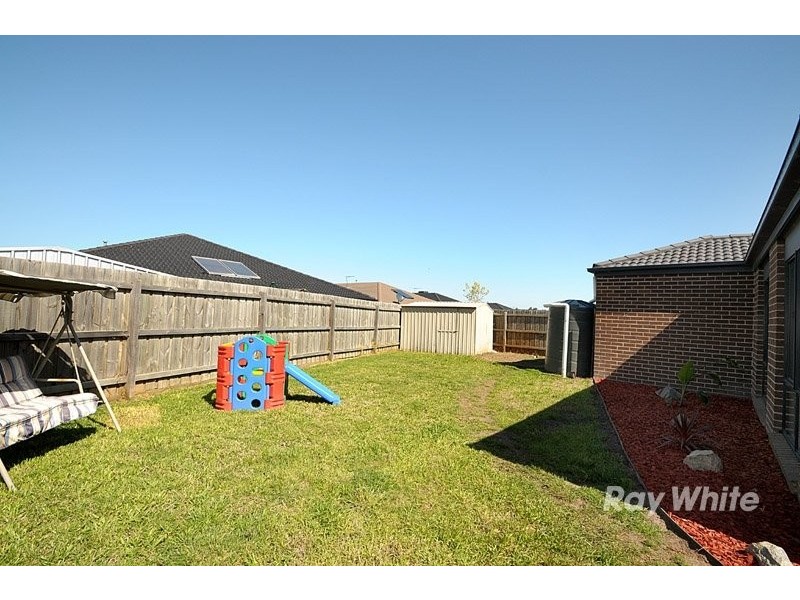 28 Taplan Crescent, Cranbourne VIC 3977