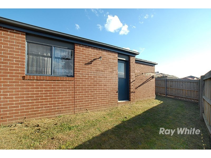 19 Calais Circuit, Cranbourne VIC 3977