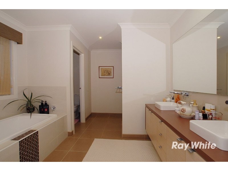 42 Yellowbox Crescent, Lyndhurst VIC 3975