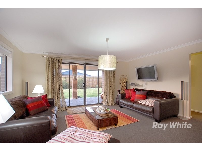 8 Danita Way, Cranbourne VIC 3977