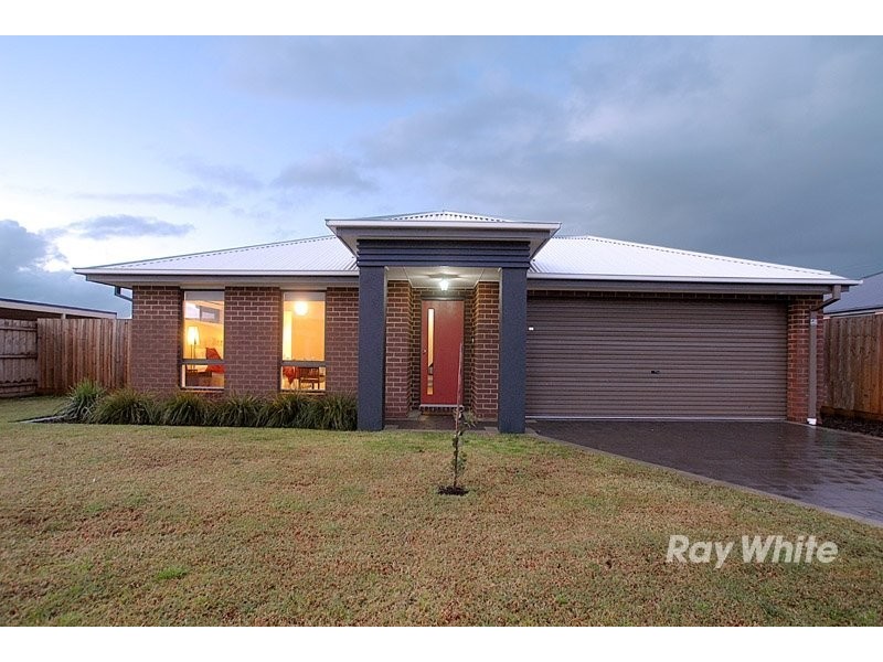 8 Danita Way, Cranbourne VIC 3977