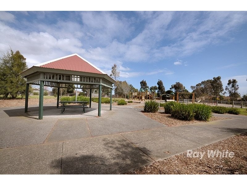 8 Fraser Court, Cranbourne North VIC 3977