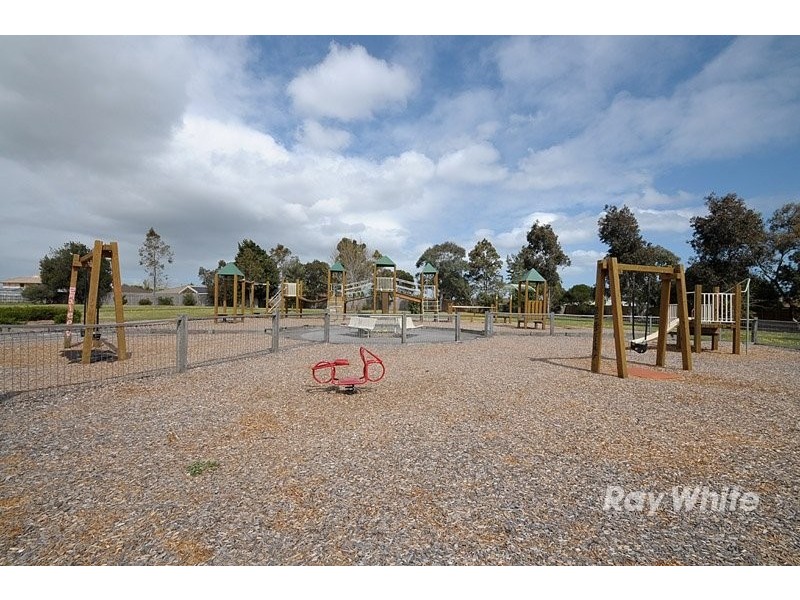 8 Fraser Court, Cranbourne North VIC 3977