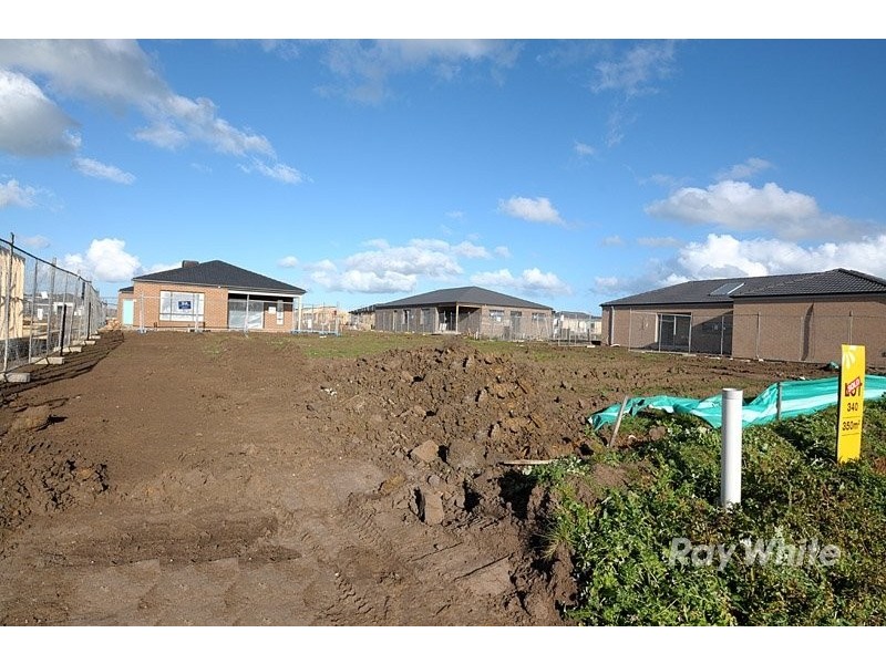 82 Mckillop Way, Clyde North VIC 3978