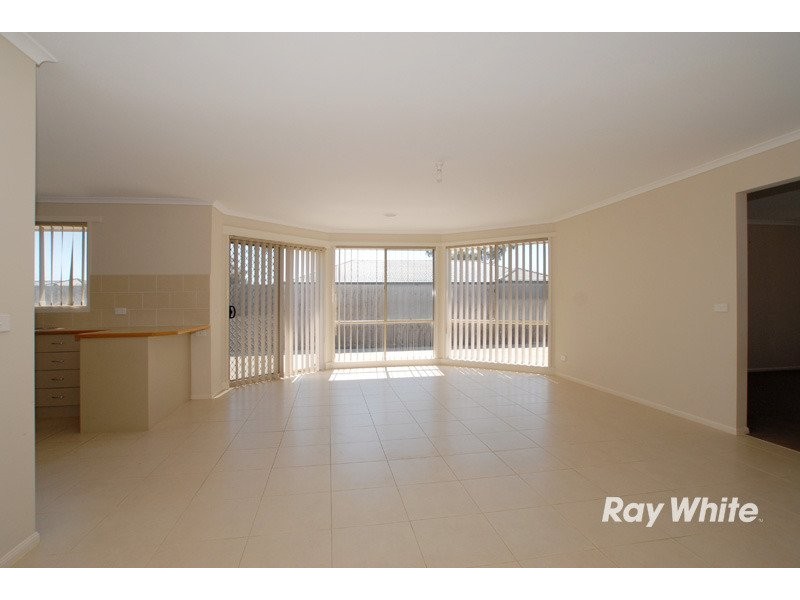 14 Dunferline Crescent, Cranbourne VIC 3977