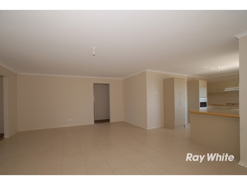 14 Dunferline Crescent, Cranbourne VIC 3977