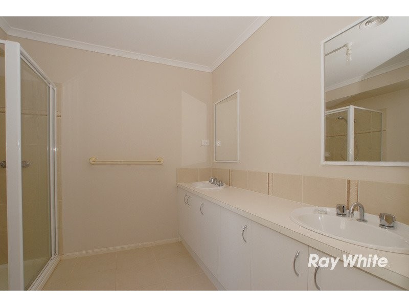 14 Dunferline Crescent, Cranbourne VIC 3977