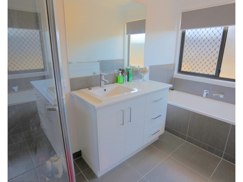 20 Albemarle Street, Emu Park QLD 4710