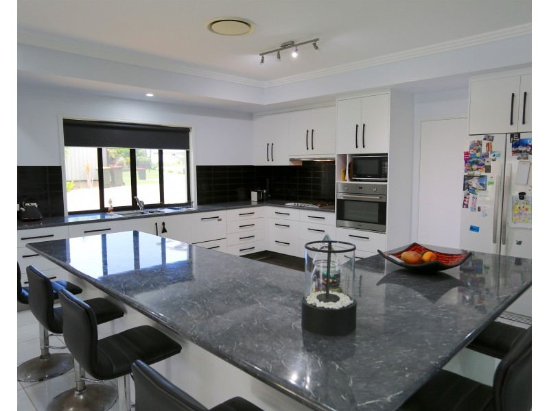 20 Peninsula Place, Rosslyn QLD 4703