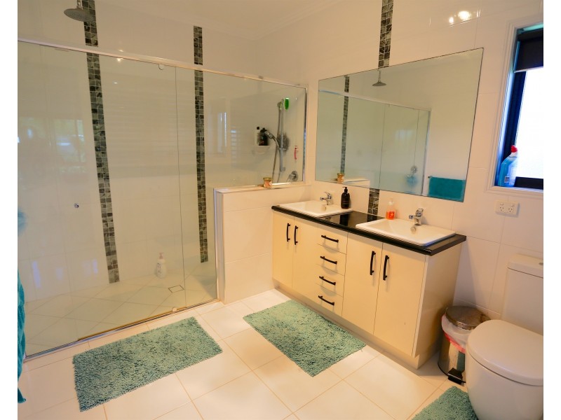 20 Peninsula Place, Rosslyn QLD 4703