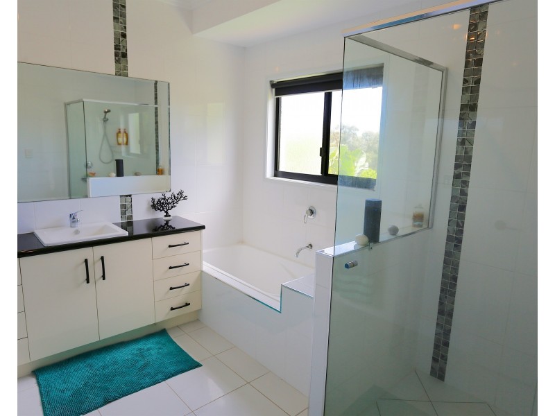20 Peninsula Place, Rosslyn QLD 4703