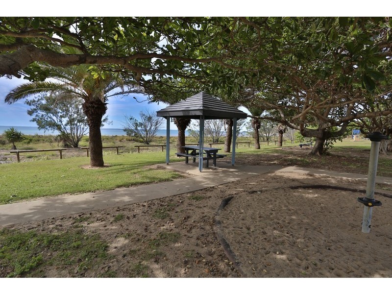 4 Meadow Street, Keppel Sands QLD 4702