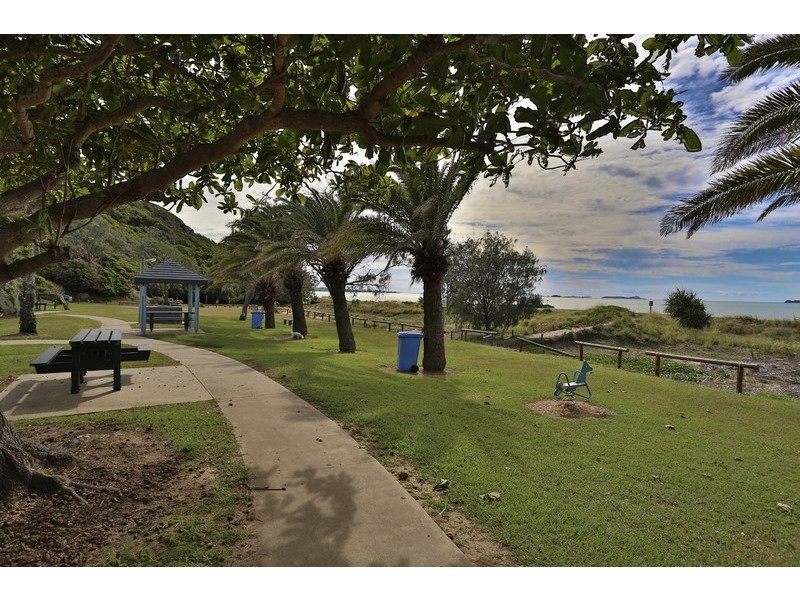 4 Meadow Street, Keppel Sands QLD 4702