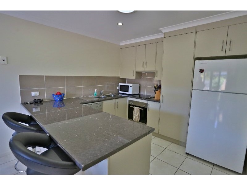 2/141 Hartley Street, Emu Park QLD 4710