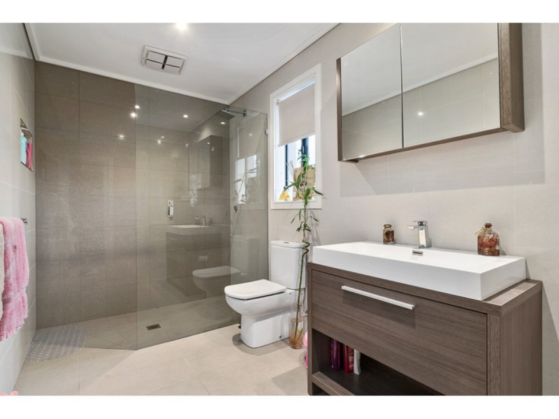 27 Downs Road, Seaford VIC 3198