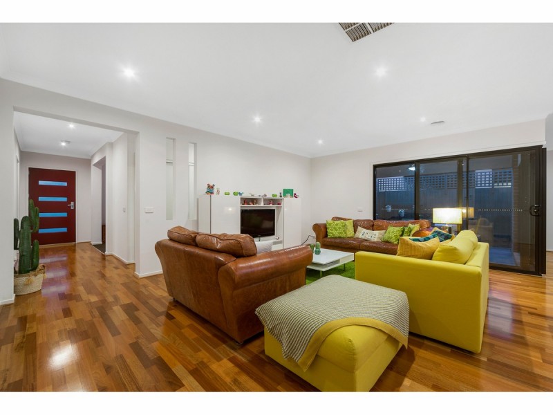 34 Sandarra Boulevard, Sandhurst VIC 3977