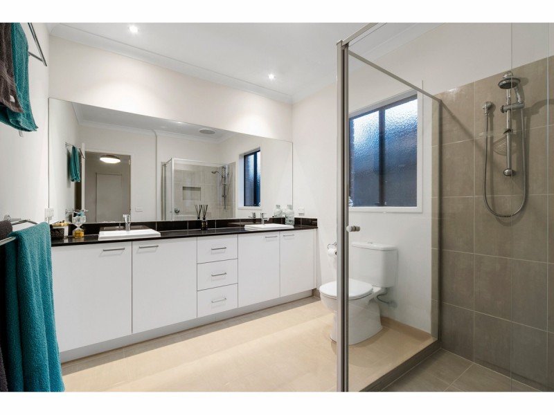 34 Sandarra Boulevard, Sandhurst VIC 3977