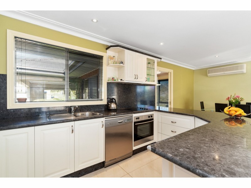 4 Chevron Avenue, Cranbourne South VIC 3977