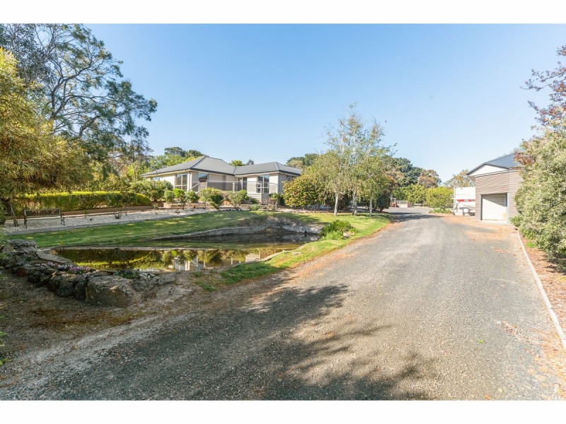 4 Chevron Avenue, Cranbourne South VIC 3977