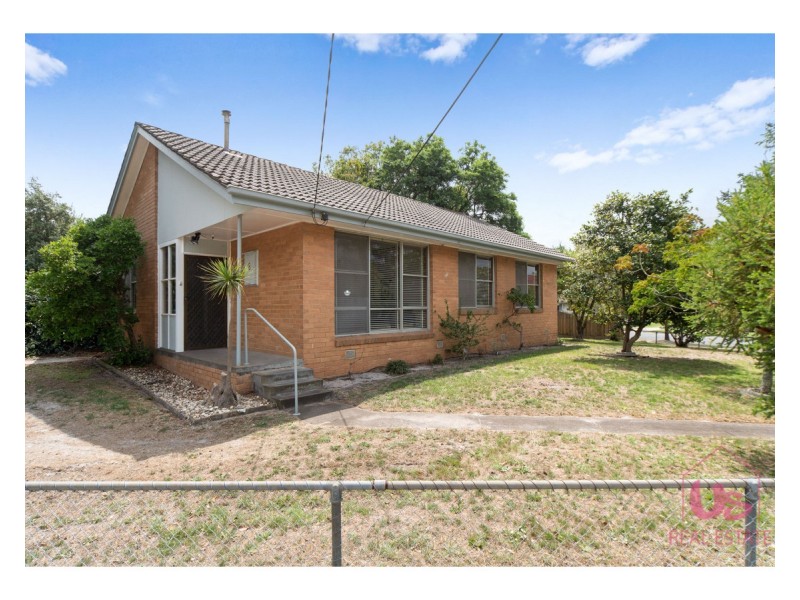 8 Brunning Crescent, Frankston North VIC 3200