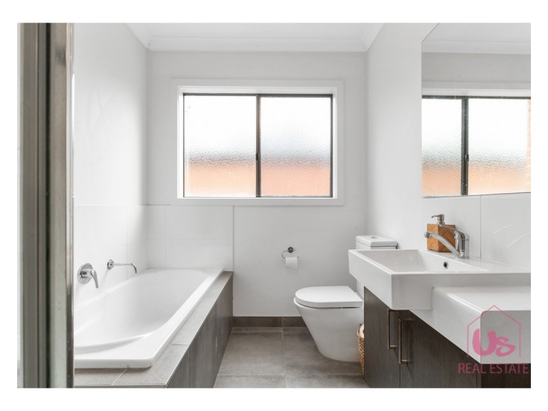 4/98 Ahern Road, Pakenham VIC 3810