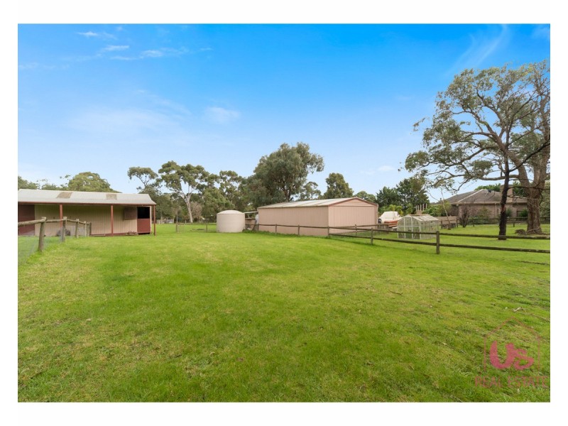 2 Woodlands Road, Cranbourne South VIC 3977