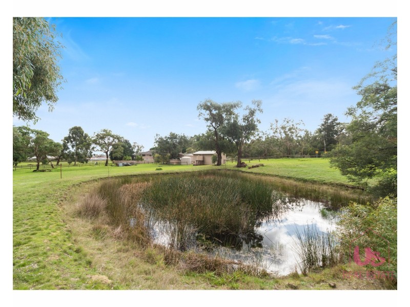 2 Woodlands Road, Cranbourne South VIC 3977