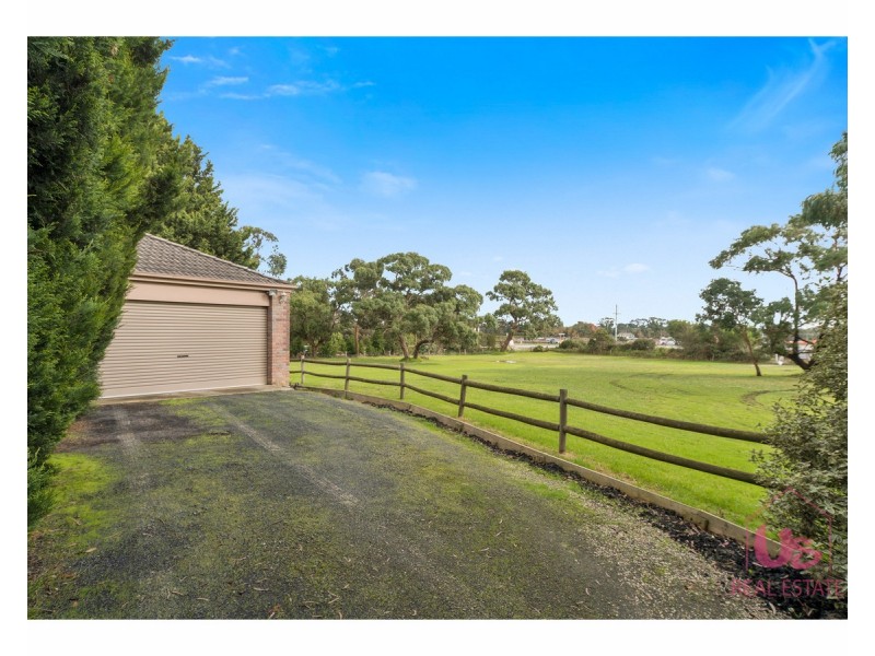 2 Woodlands Road, Cranbourne South VIC 3977