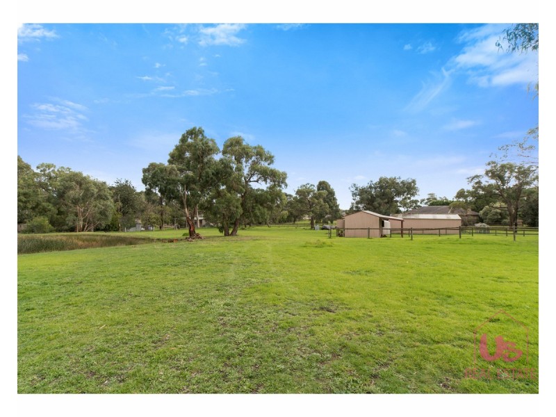 2 Woodlands Road, Cranbourne South VIC 3977