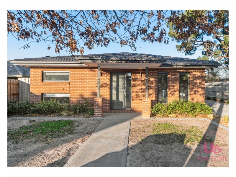 1/2 Russell Street, Cranbourne VIC 3977