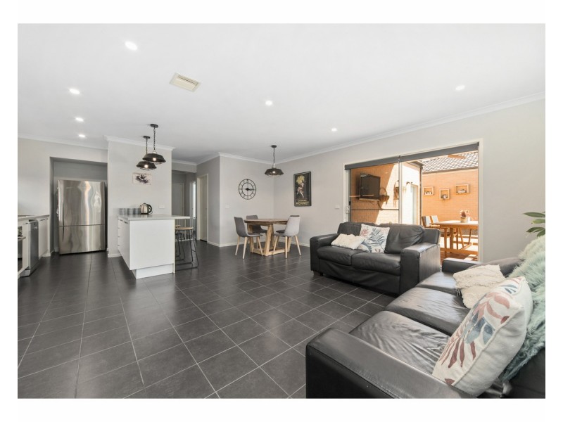 32b Green Gully Road, Clyde VIC 3978