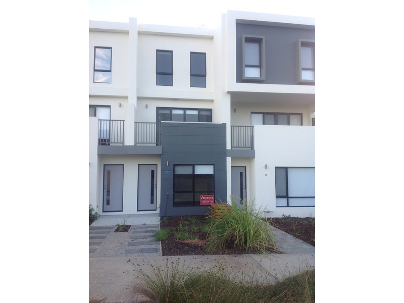 8/17 Edgeware Close, Pakenham VIC 3810