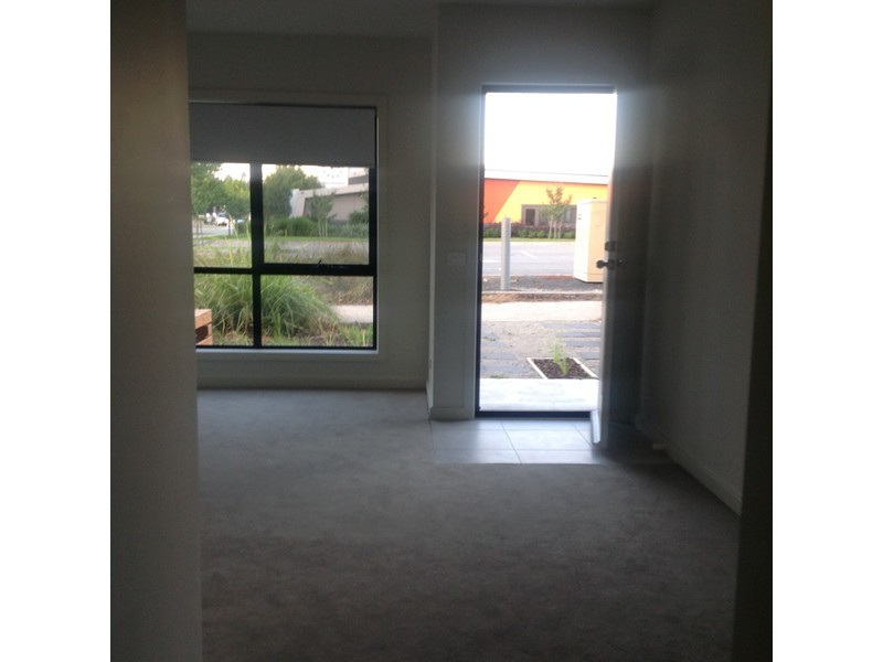 8/17 Edgeware Close, Pakenham VIC 3810