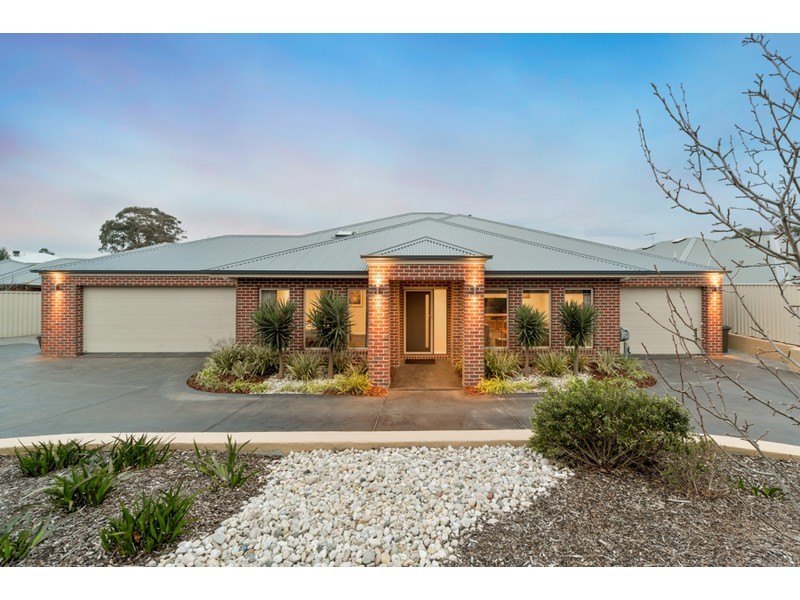 6 Peter Chance Crescent, Langwarrin VIC 3910