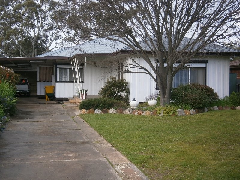 27 Hewitt Street, Warracknabeal VIC 3393