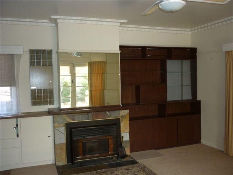 27 Hewitt Street, Warracknabeal VIC 3393