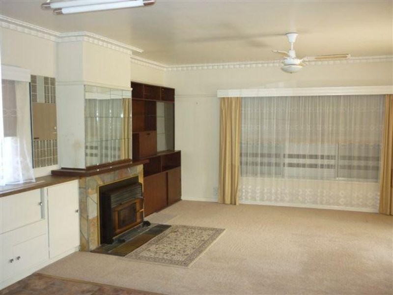 27 Hewitt Street, Warracknabeal VIC 3393